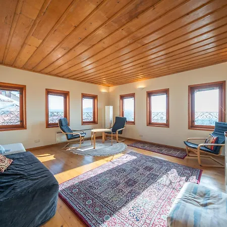 Kolyo Fitcheto's Rose House Daire